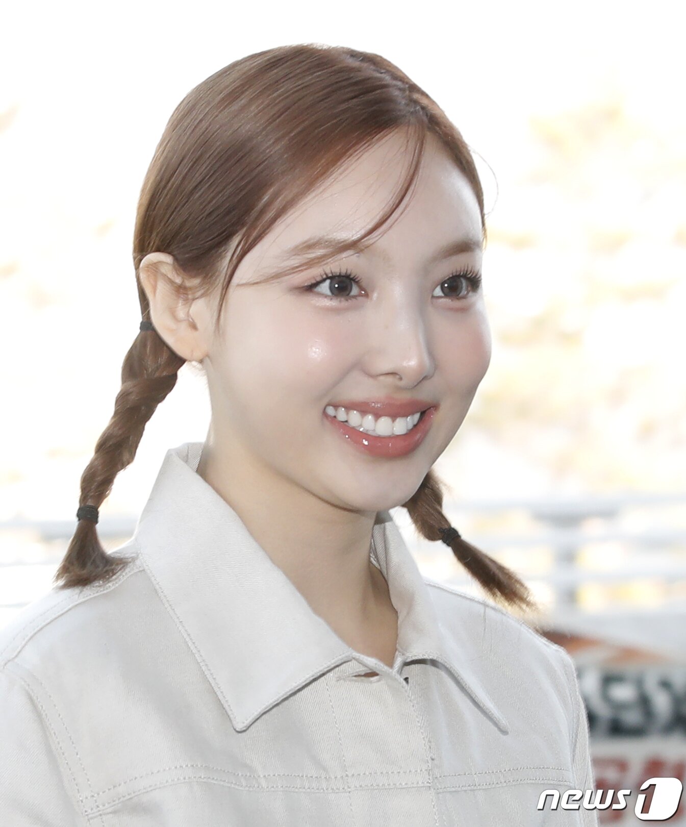 본문 이미지 - 트와이스 나연이 해외일정을 위해 4일 오전 인천국제공항을 통해 프랑스 파리로 출국하고 있다. ⓒ News1 권현진 기자