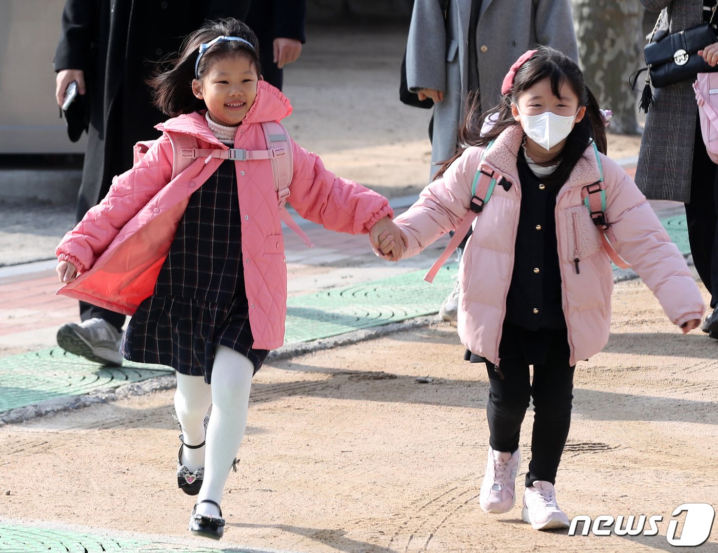 본문 이미지 - 4일 오전 부산 금정구 공덕초등학교에서 1학년 신입생들이 호기심 가득한 표정을 지으며 입학식 장소로 이동하고 있다. 2024.3.4/뉴스1 ⓒ News1 윤일지 기자