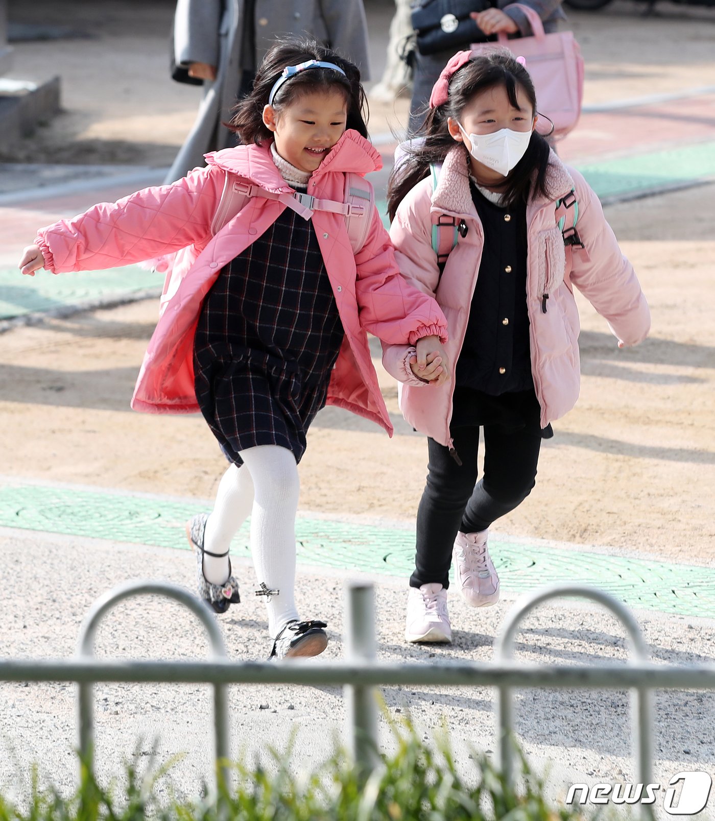 본문 이미지 - 4일 오전 부산 금정구 공덕초등학교에서 1학년 신입생들이 호기심 가득한 표정을 지으며 입학식 장소로 이동하고 있다. 2024.3.4/뉴스1 ⓒ News1 윤일지 기자