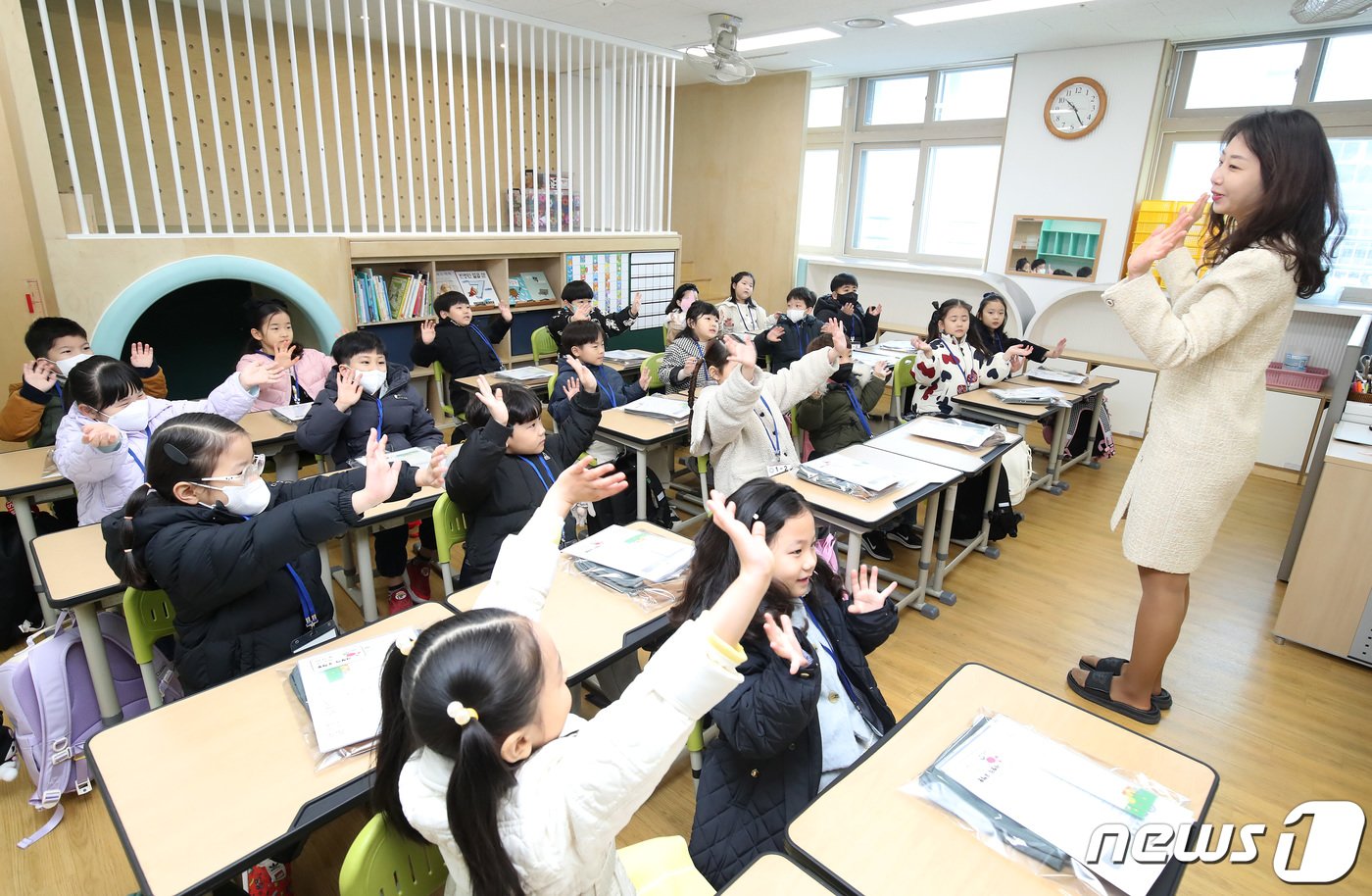 본문 이미지 - 4일 오전 대구 달서구 대곡동 대구한실초등학교에서 2024학년도 입학식을 마친 신입생들이 1학년 교실에서 선생님과 첫 인사를 나누고 있다. 2024.3.4/뉴스1 ⓒ News1 공정식 기자