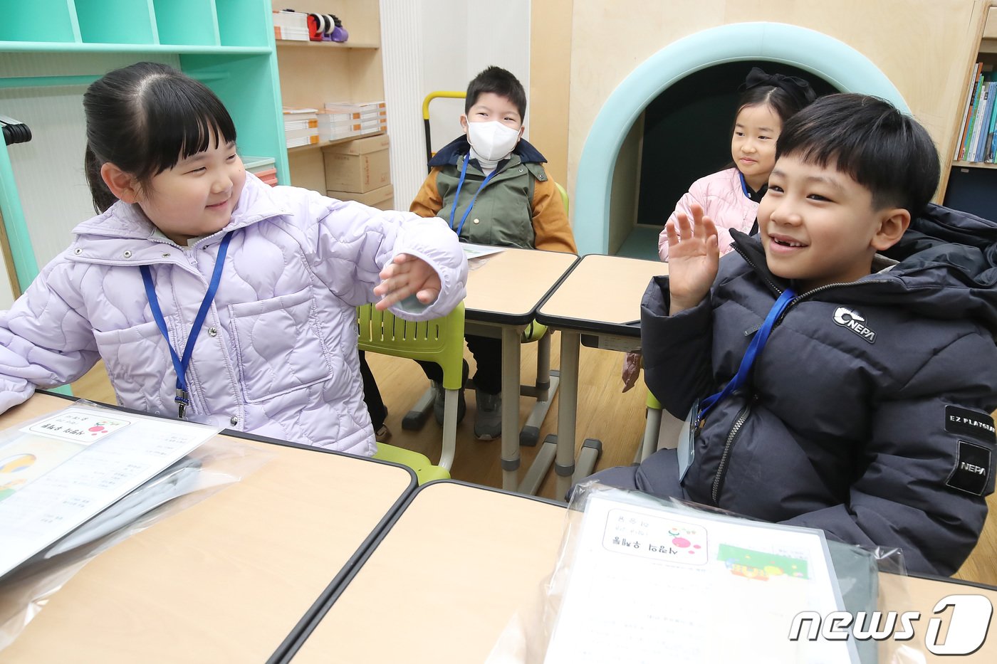 본문 이미지 - 4일 오전 대구 달서구 대곡동 대구한실초등학교에서 2024학년도 입학식을 마친 신입생들이 1학년 교실에서 짝꿍과 수줍게 인사를 나누고 있다. 2024.3.4/뉴스1 ⓒ News1 공정식 기자
