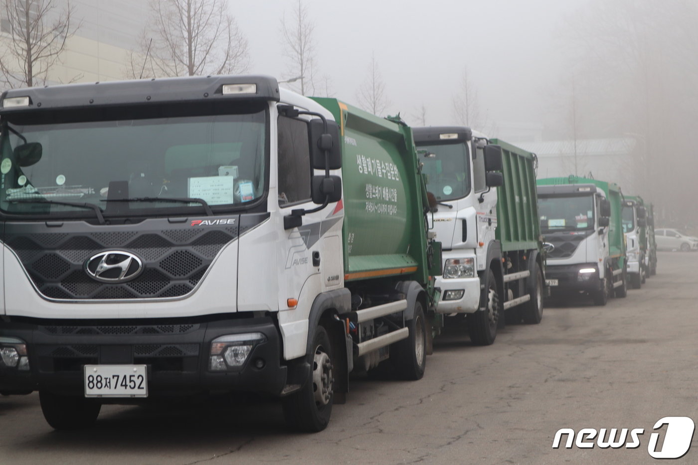 본문 이미지 - 4일 충북 청주시 흥덕구 휴암동 주민들이 청주광역소각시설 내 소각로를 봉쇄해 수거 차량이 길게 서있다.2024.03.04.ⓒ 뉴스1 박건영 기자