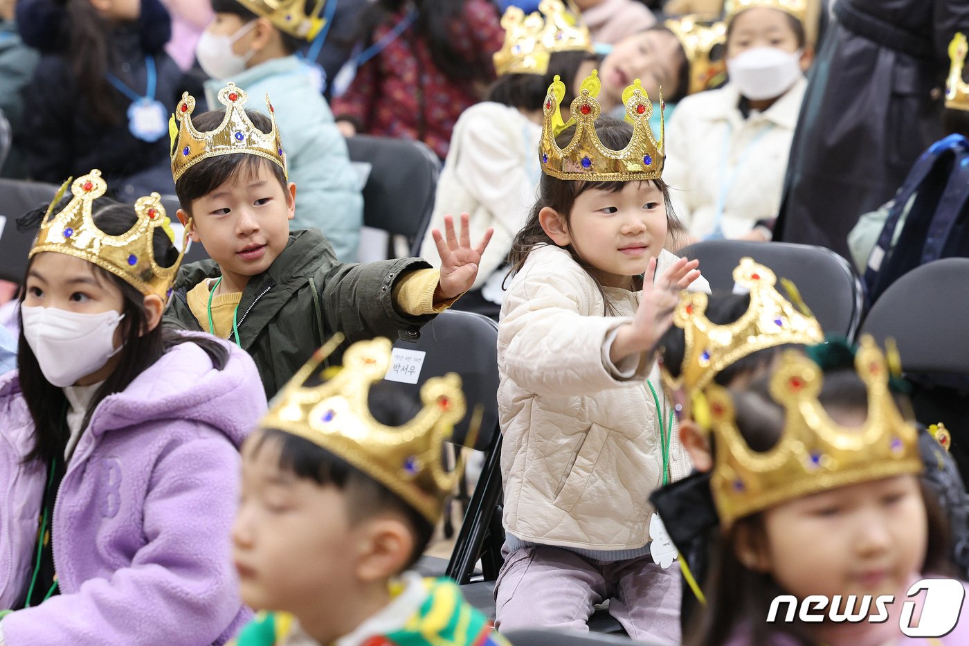 4일 오전 서울 영등포구 문래초등학교에서 열린 입학식에서 신입생들이 왕관을 쓰고 있다. 2024.3.4/뉴스1 ⓒ News1 신웅수 기자