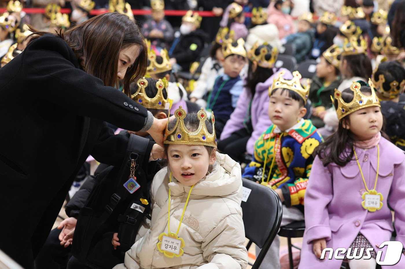 4일 오전 서울 영등포구 문래초등학교에서 열린 입학식에서 신입생들이 왕관을 쓰고 있다. 2024.3.4/뉴스1 ⓒ News1 신웅수 기자