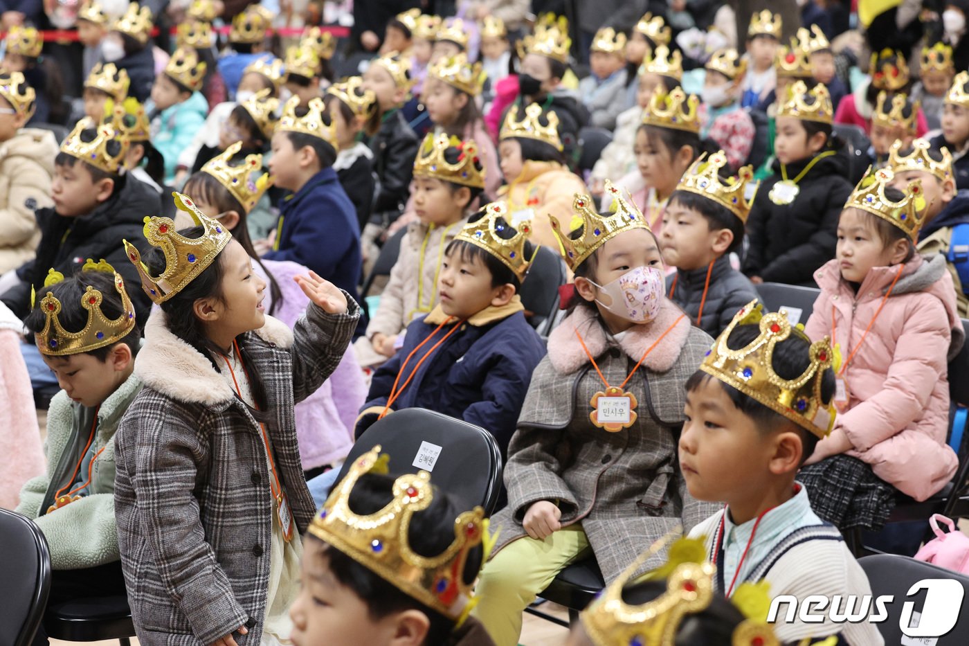 4일 오전 서울 영등포구 문래초등학교에서 열린 입학식에서 신입생들이 왕관을 쓰고 있다. 2024.3.4/뉴스1 ⓒ News1 신웅수 기자