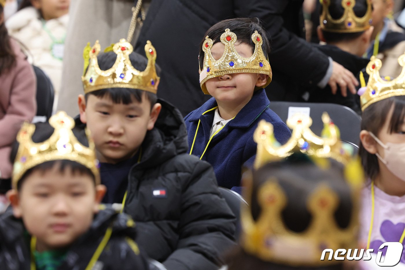 4일 오전 서울 영등포구 문래초등학교에서 열린 입학식에서 신입생들이 왕관을 쓰고 있다. 2024.3.4/뉴스1 ⓒ News1 신웅수 기자