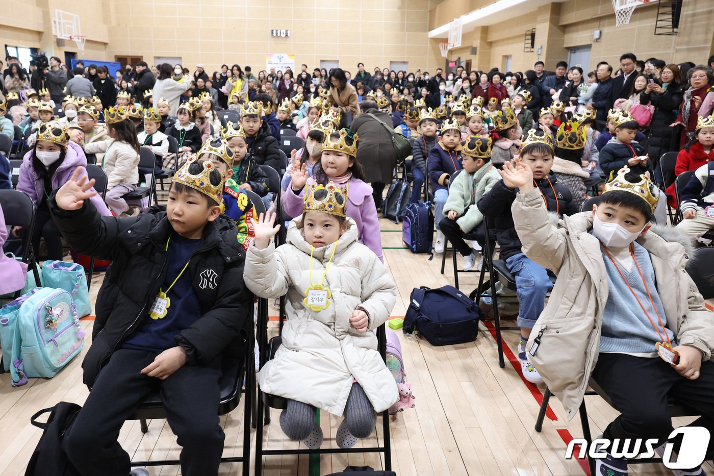 본문 이미지 - 4일 오전 서울 영등포구 문래초등학교에서 열린 입학식에서 왕관을 쓴 신입생들이 손인사를 하고 있다. 2024.3.4/뉴스1 ⓒ News1 신웅수 기자