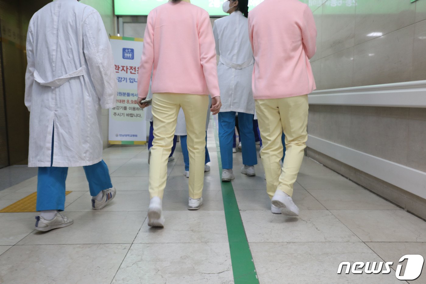 본문 이미지 - 4일 오전 광주 동구 전남대병원에서 의료진들이 복도를 지나가고 있다. 2024.3.4/뉴스1 ⓒ News1 박지현 기자