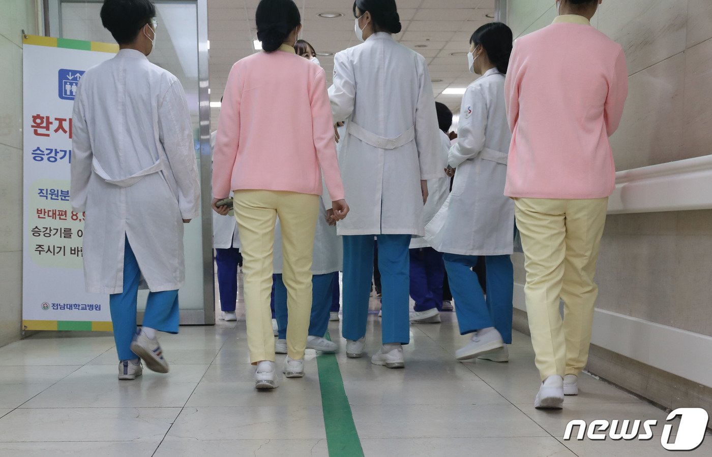 본문 이미지 - 전공의 집단사직 3주째인 4일 오전 광주 동구 전남대병원에서 의료진이 이동하고 있다. 2024.3.4/뉴스1 ⓒ News1 박지현 기자