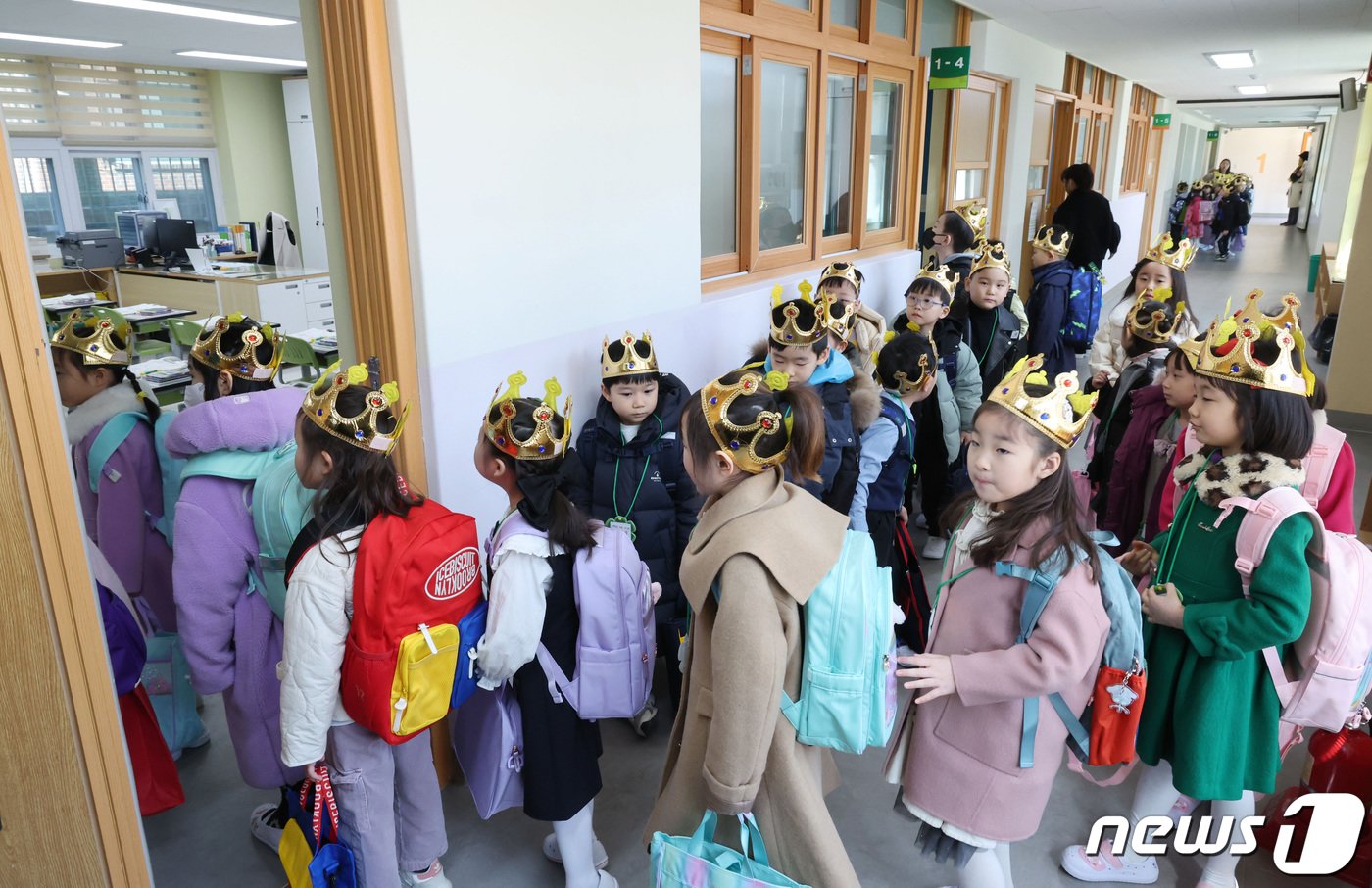 본문 이미지 - 4일 오전 서울 영등포구 문래초등학교에서 입학식을 마친 1학년 4반 신입생들이 담임 선생님을 따라 교실로 들어가고 있다. (공동취재) 2024.3.4/뉴스1 ⓒ News1 신웅수 기자