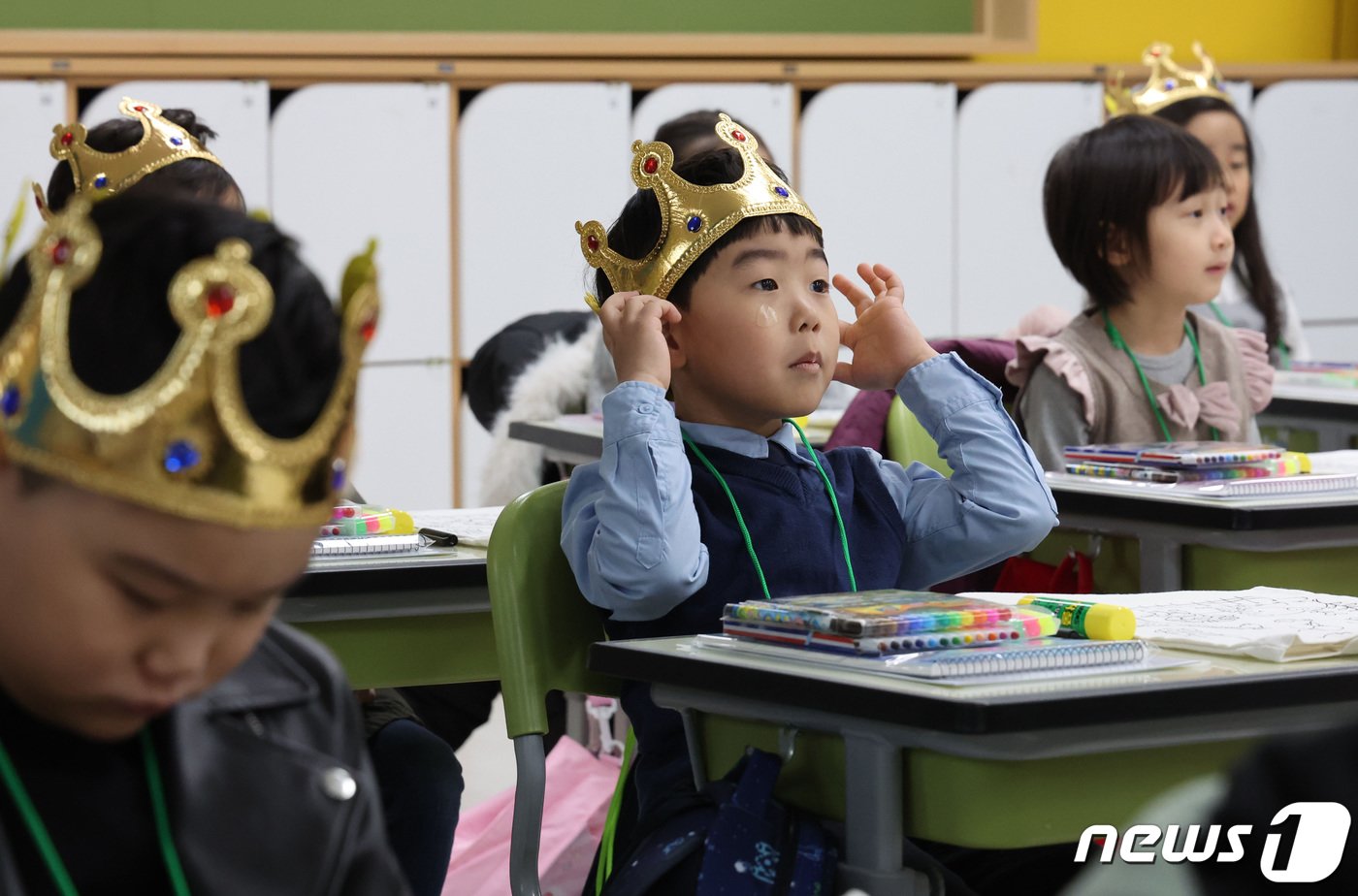 본문 이미지 - 4일 오전 서울 영등포구 문래초등학교에서 입학식을 마친 1학년 4반 신입생들이 교실에서 담임 선생님 말씀을 듣고 있다. (공동취재) 2024.3.4/뉴스1 ⓒ News1 신웅수 기자