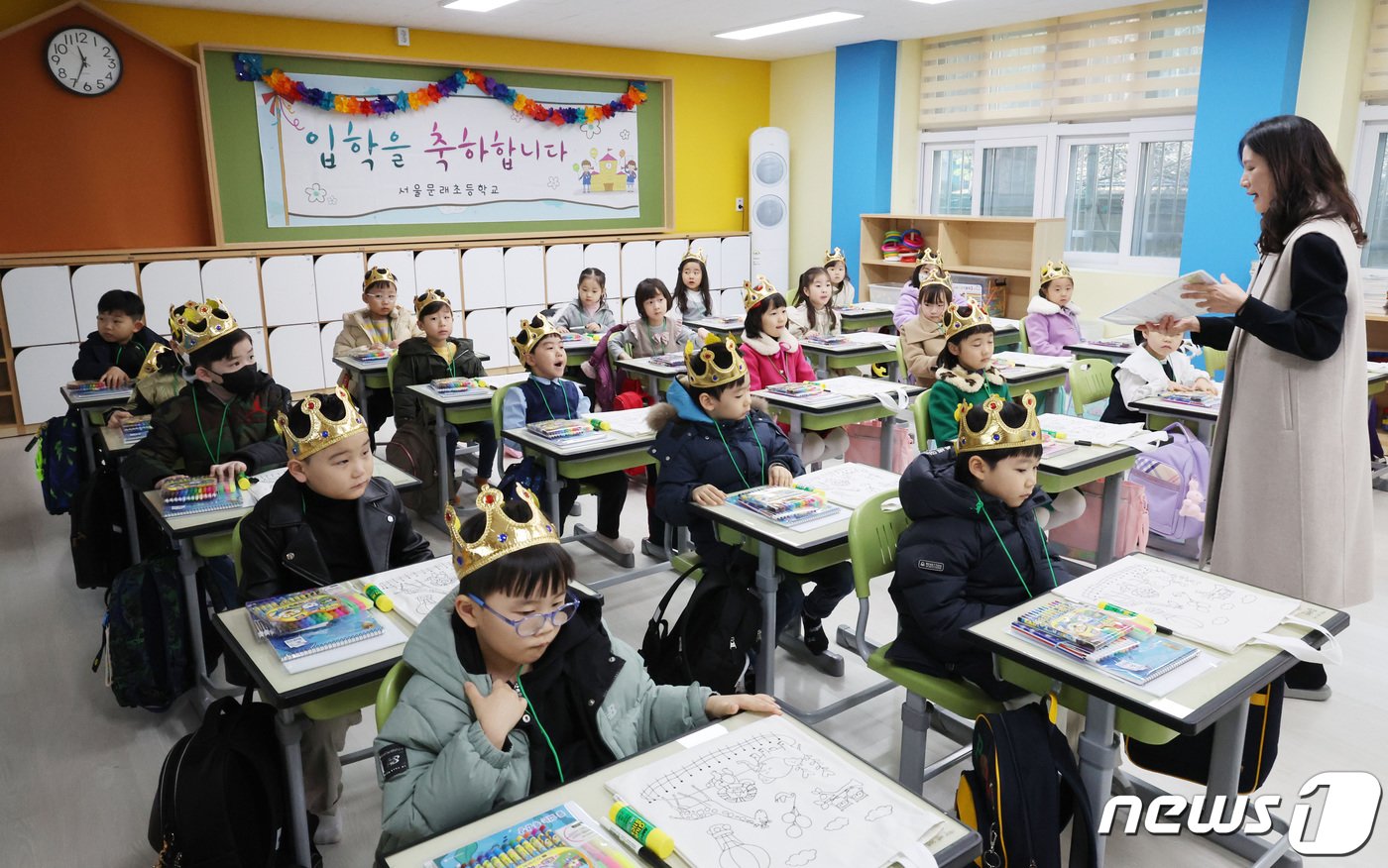 본문 이미지 - 4일 오전 서울 영등포구 문래초등학교에서 입학식을 마친 1학년 4반 신입생들이 교실에서 담임 선생님과 인사하고 있다. (공동취재) 2024.3.4/뉴스1 ⓒ News1 신웅수 기자