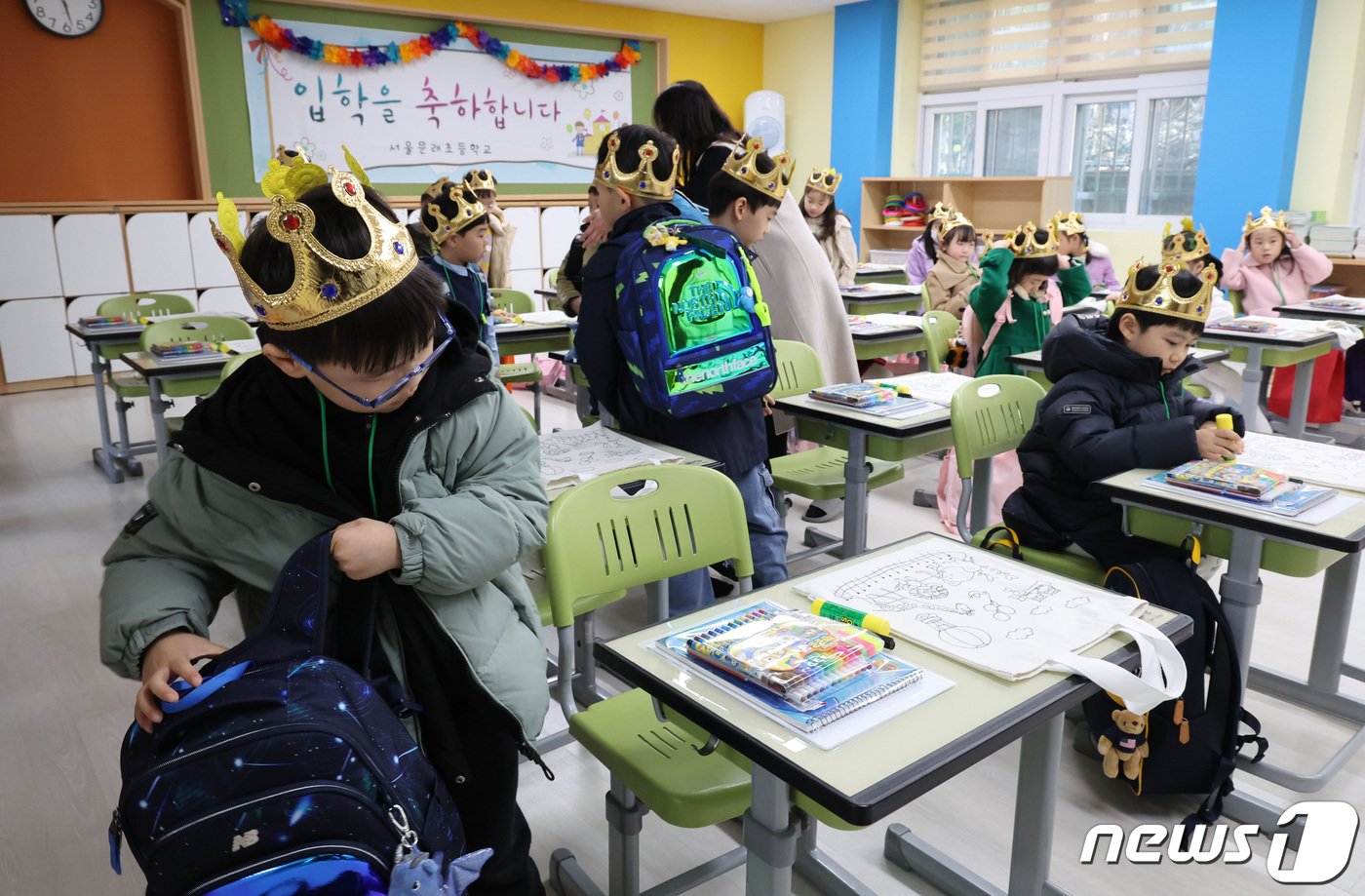 본문 이미지 - 4일 오전 서울 영등포구 문래초등학교에서 입학식을 마친 1학년 4반 신입생들이 교실에서 자리를 찾아 앉고 있다. (공동취재) 2024.3.4/뉴스1 ⓒ News1 신웅수 기자