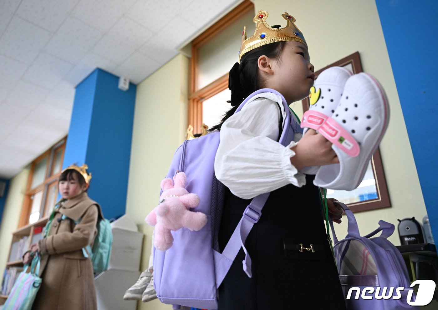 본문 이미지 - 4일 서울 영등포구 문래초등학교에서 입학식을 마친 1학년 4반 신입생들이 교실로 들어가고 있다. (공동취재) 2024.3.4/뉴스1 ⓒ News1 신웅수 기자