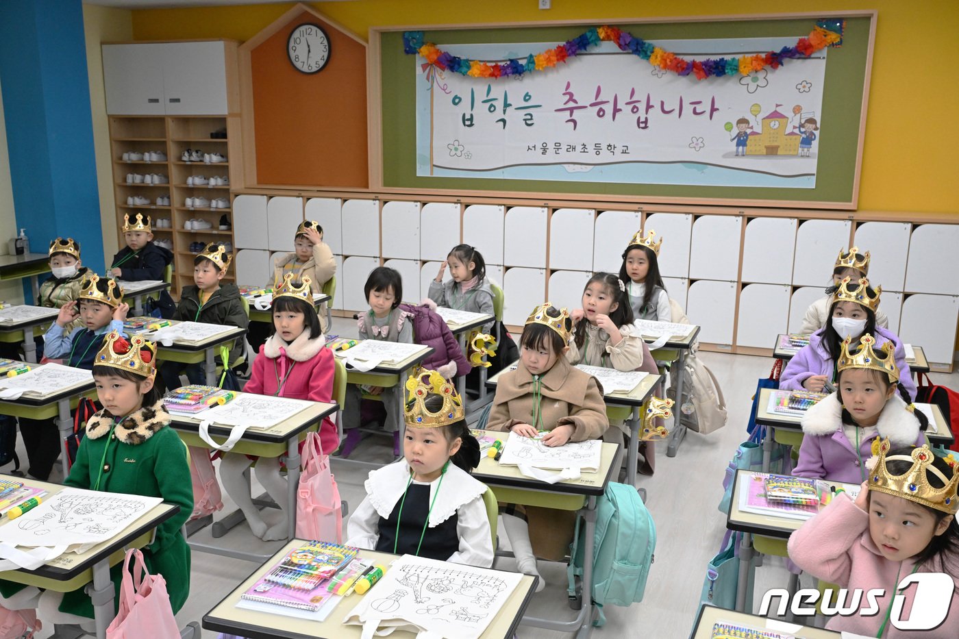본문 이미지 - 4일 서울 영등포구 문래초등학교에서 입학식을 마친 1학년 4반 신입생들이 교실에서 담임 선생님 말씀을 듣고 있다. (공동취재) 2024.3.4/뉴스1 ⓒ News1 신웅수 기자