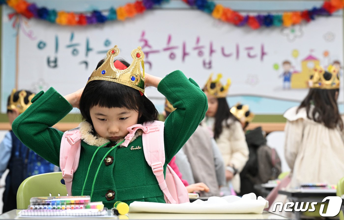 본문 이미지 - 4일 서울 영등포구 문래초등학교에서 입학식을 마친 1학년 4반 신입생들이 교실에서 자리를 찾아 앉고 있다. (공동취재) 2024.3.4/뉴스1 ⓒ News1 신웅수 기자