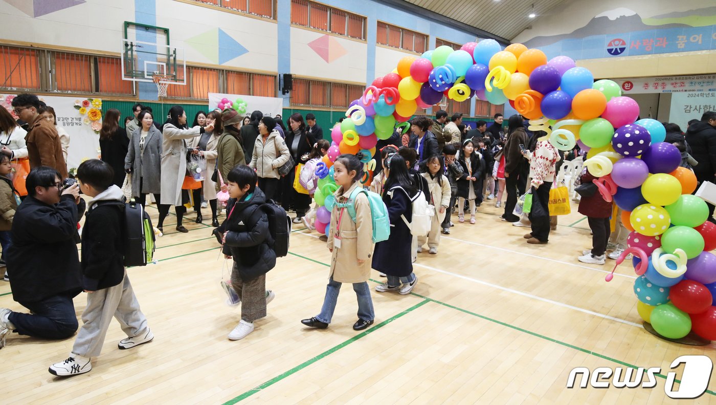 4일 오전 제주시 일도2동 제주동광초등학교 체육관에서 1학년 신입생 입학식이 열리고 있다. 2024.3.4/뉴스1 ⓒ News1 오현지 기자