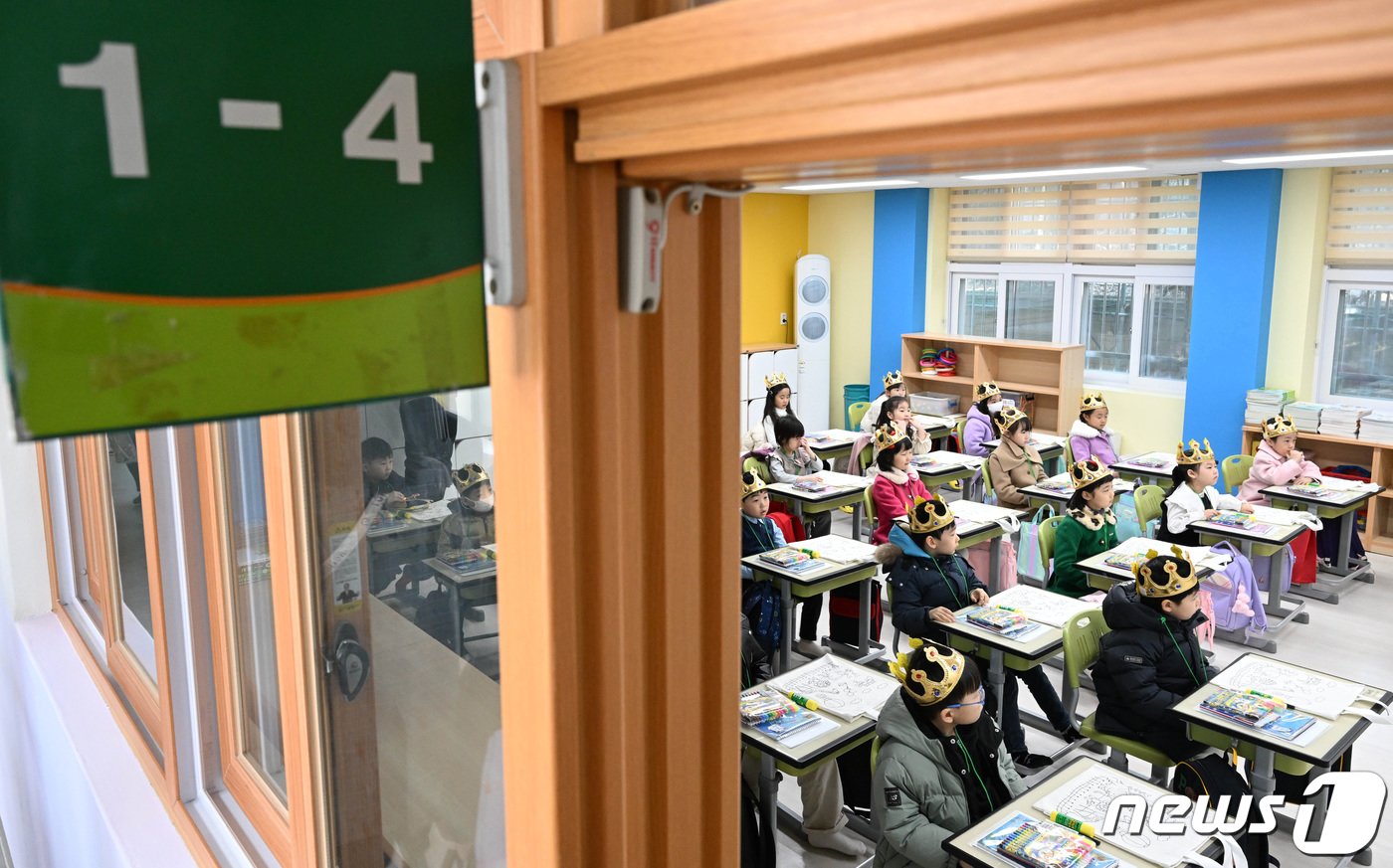 본문 이미지 - 4일 서울 영등포구 문래초등학교에서 입학식을 마친 1학년 4반 신입생들이 교실에서 담임 선생님 말씀을 듣고 있다. (공동취재) 2024.3.4/뉴스1 ⓒ News1 신웅수 기자