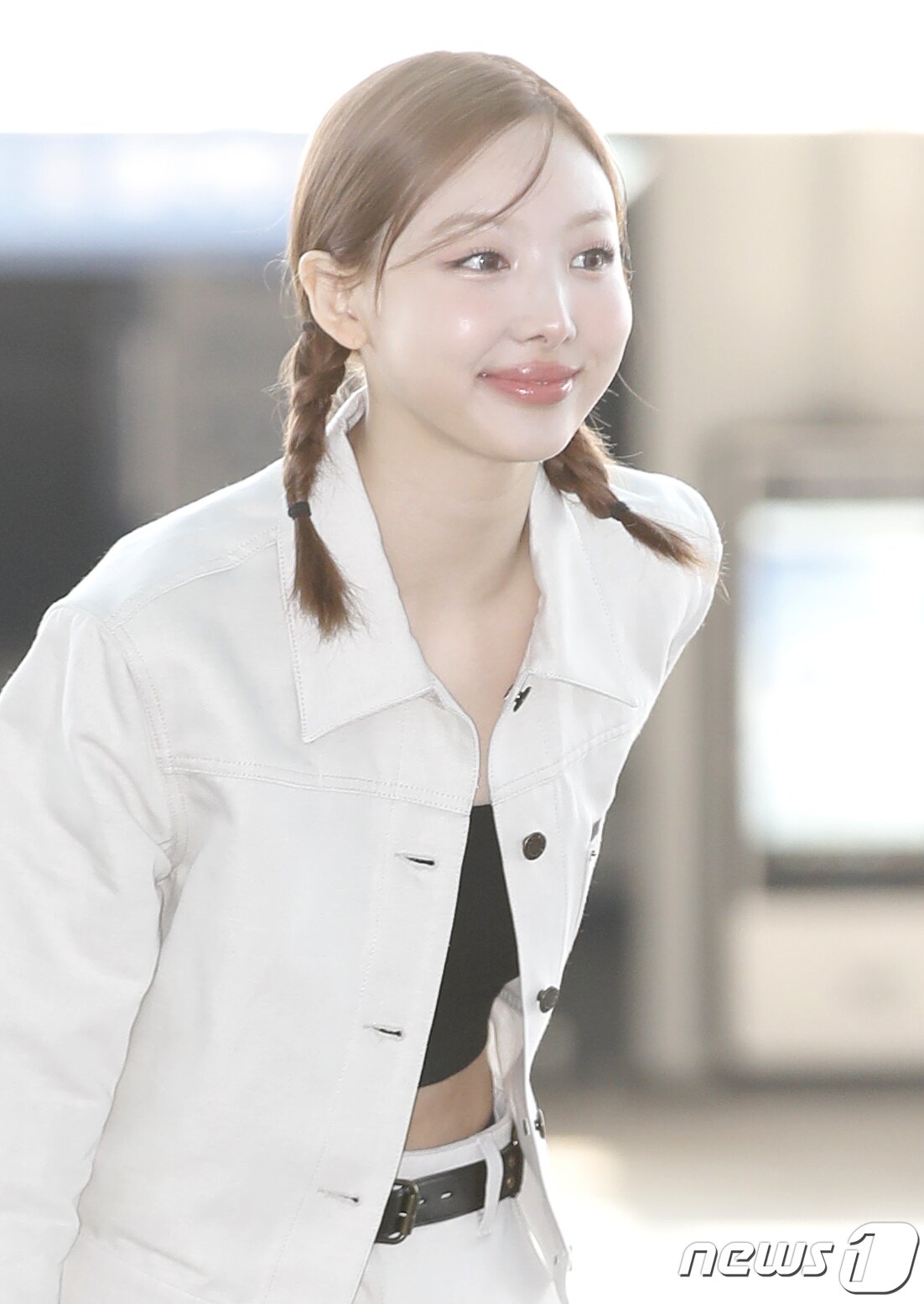 본문 이미지 - 트와이스 나연이 해외일정을 위해 4일 오전 인천국제공항에 도착해 프랑스 파리로 출국하기 전 인사를 하고 있다. ⓒ News1 권현진 기자