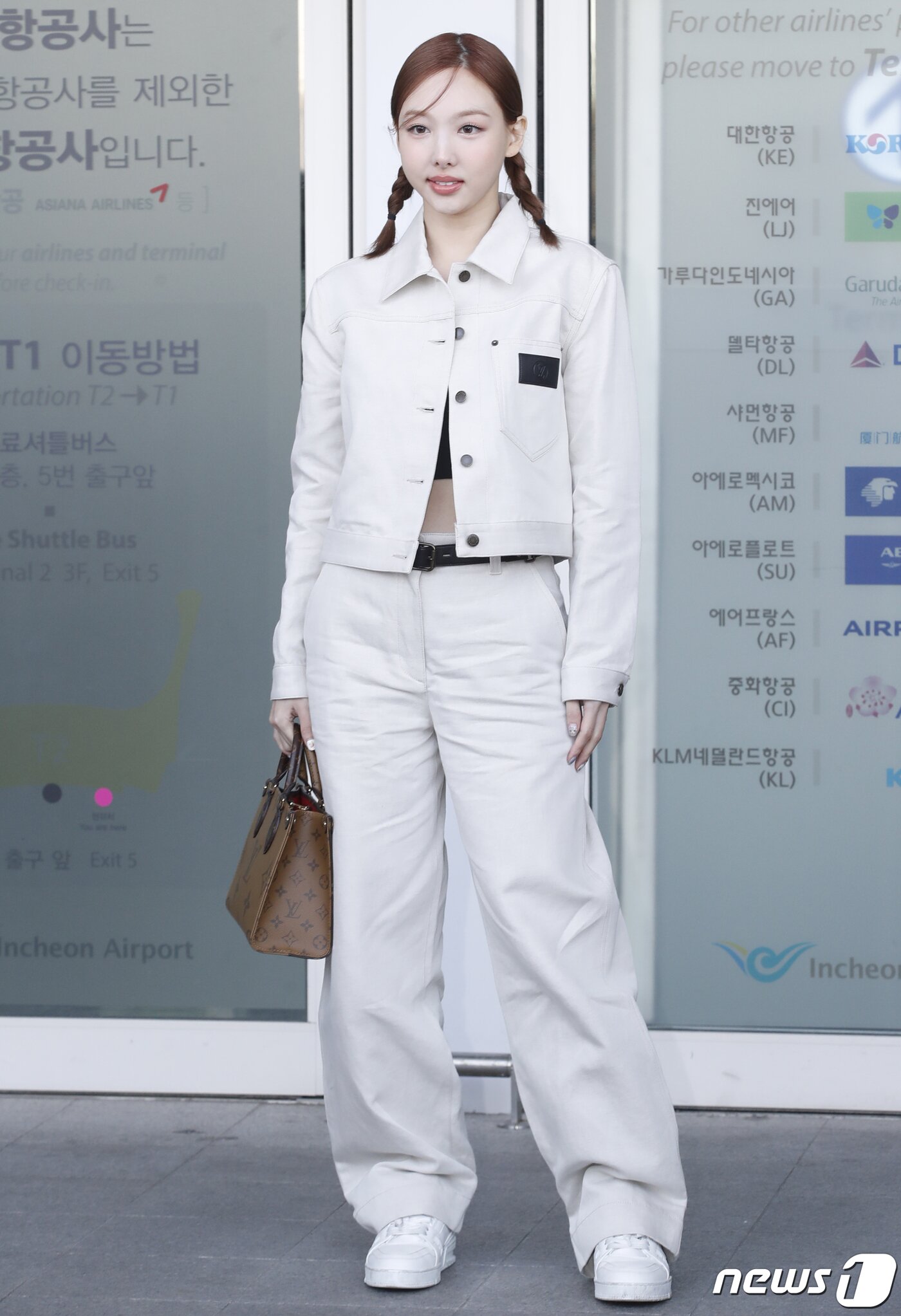 본문 이미지 - 트와이스 나연이 해외일정을 위해 4일 오전 인천국제공항에 도착해 프랑스 파리로 출국하기 전 포즈를 취하고 있다. ⓒ News1 권현진 기자