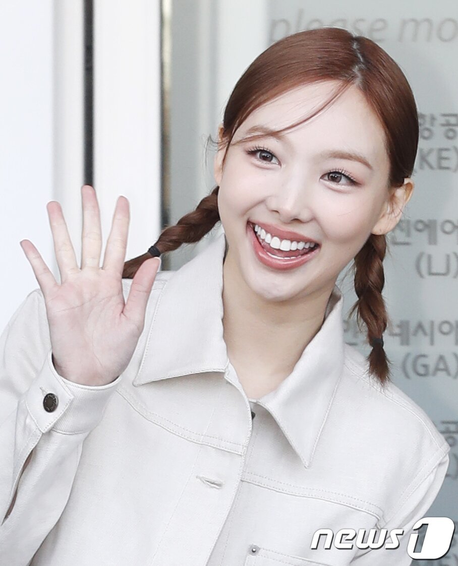 본문 이미지 - 트와이스 나연이 해외일정을 위해 4일 오전 인천국제공항에 도착해 프랑스 파리로 출국하기 전 손을 흔들고 있다. ⓒ News1 권현진 기자
