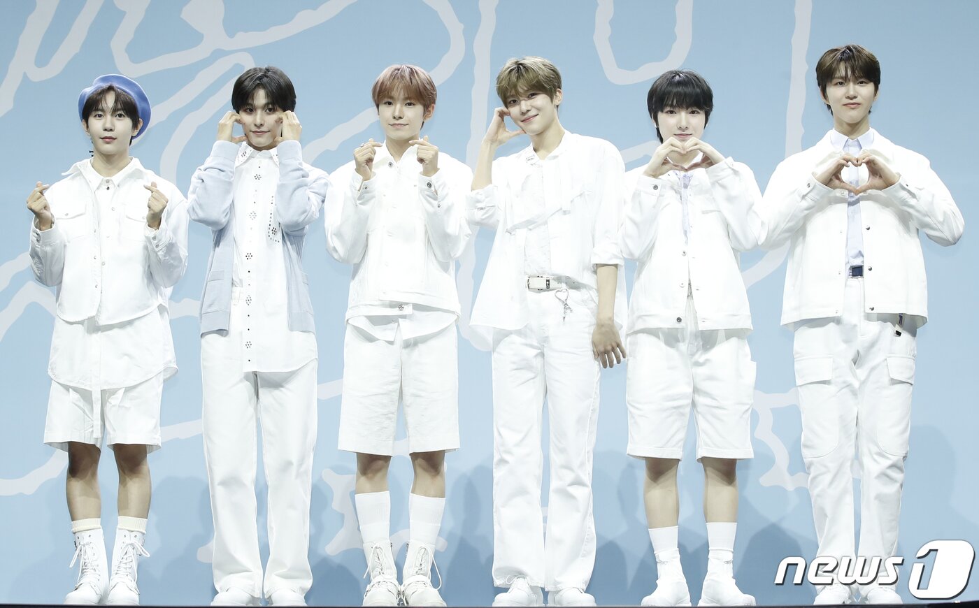 본문 이미지 - 그룹 엔시티 위시(NCT WISH) 료(왼쪽부터)와 리쿠, 유우시, 시온, 사쿠야, 재희가 4일 오후 서울 용산구 블루스퀘어에서 가진 데뷔 쇼케이스에서 포즈를 취하고 있다. 2024.3.4/뉴스1 ⓒ News1 권현진 기자