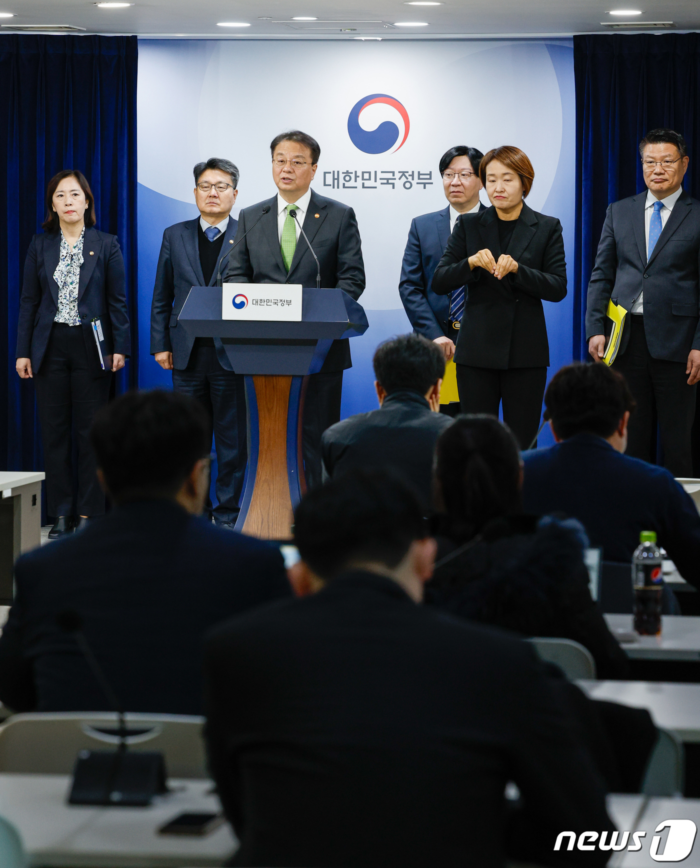 (서울=뉴스1) 안은나 기자 = 방기선 국무조정실장이 4일 종로구 정부서울청사에서 국민과 함께하는 민생토론회(청년 편) 사전브리핑을 하고 있다.정부는 국가장학금 및 근로장학금 확대 …