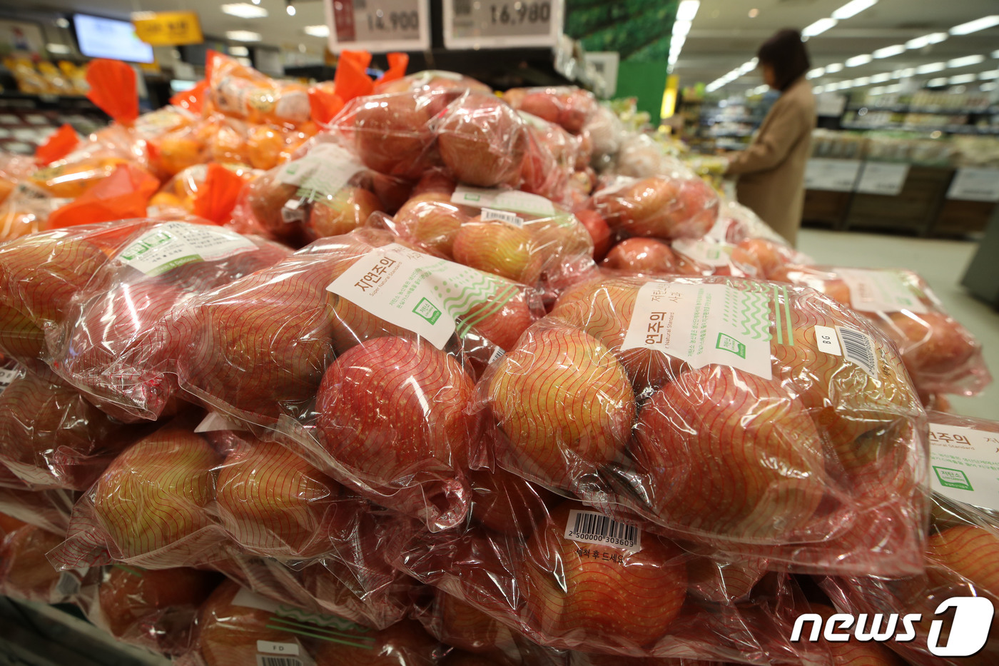 (서울=뉴스1) 이광호 기자 = 과일값 상승세가 이어지고 있는 4일 서울의 한 대형마트에 사과가 쌓여있다.이날 농림축산식품부와 한국농수산식품유통공사(aT) 등에 따르면 지난달 29 …