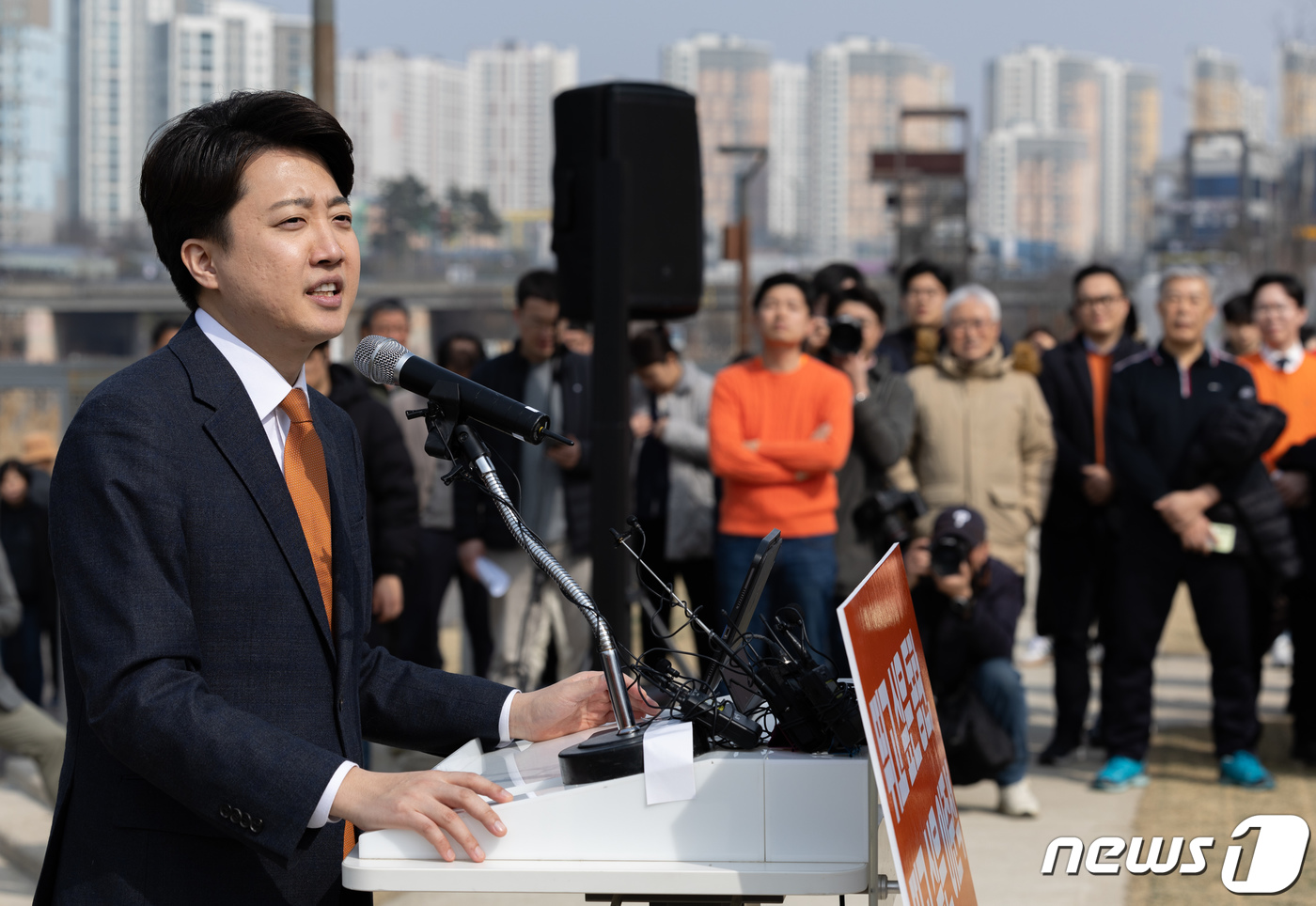 (화성=뉴스1) 이재명 기자 = 이준석 개혁신당 대표가 4일 오후 경기도 화성시 정조로 동탄호수공원에서 제22대 국회의원선거 화성을 출마 선언을 하고 있다. 2024.3.4/뉴스1 …