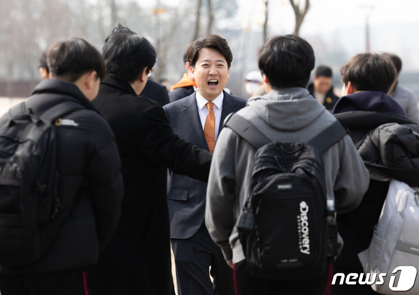 본문 이미지 - 이준석 개혁신당 대표가 4일 오후 경기도 화성시 정조로 동탄호수공원에서 열린 제22대 국회의원선거 화성을 출마 선언 기자회견에 앞서 학생들과 인사를 나누고 있다. 2024.3.4/뉴스1 ⓒ News1 이재명 기자