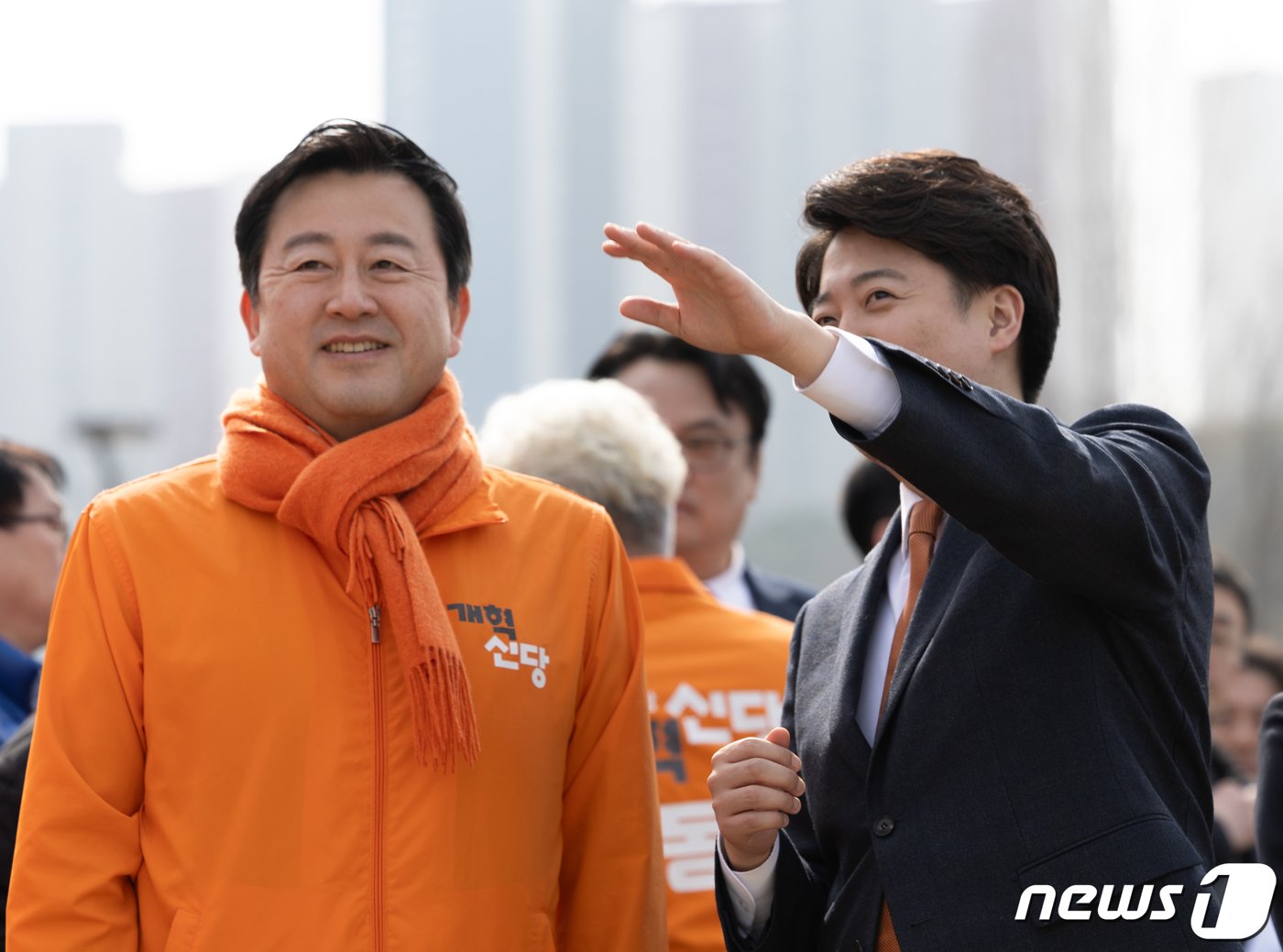 본문 이미지 - 이준석 개혁신당 대표와 김용남 정책위의장이 4일 오후 경기도 화성시 정조로 동탄호수공원에서 열린 제22대 국회의원선거 화성을 출마 선언 기자회견에서 대화를 하고 있다. 2024.3.4/뉴스1 ⓒ News1 이재명 기자
