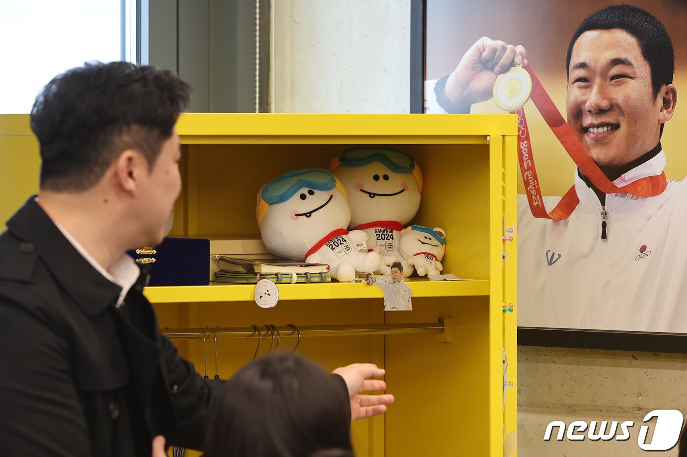 본문 이미지 - '한국 사격 레전드' 진종오가 4일 오후 서울 성동구 브리온컴퍼니에서 열린 은퇴식에서 자신에게 의미 있는 3가지 물품을 소개하고 있다.  2024.3.4/뉴스1 ⓒ News1 김진환 기자