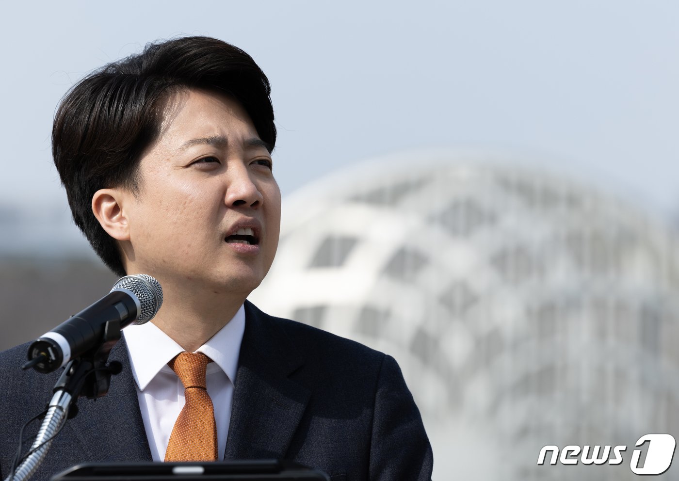 본문 이미지 - 이준석 개혁신당 대표가 4일 오후 경기도 화성시 정조로 동탄호수공원에서 제22대 국회의원선거 화성을 출마 선언을 하고 있다. 2024.3.4/뉴스1 ⓒ News1 이재명 기자