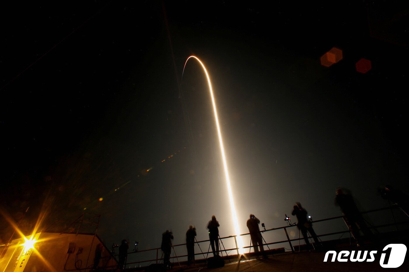 본문 이미지 - 미국 플로리다주 케이프 커내버럴에 위치한 미 항공우주국&#40;NASA&#41; 케네디 우주센터에서 3일&#40;현지시간&#41; 팰컨9이 발사되고 있다. 2024.03.03. ⓒ 로이터=뉴스1 ⓒ News1 정윤영 기자