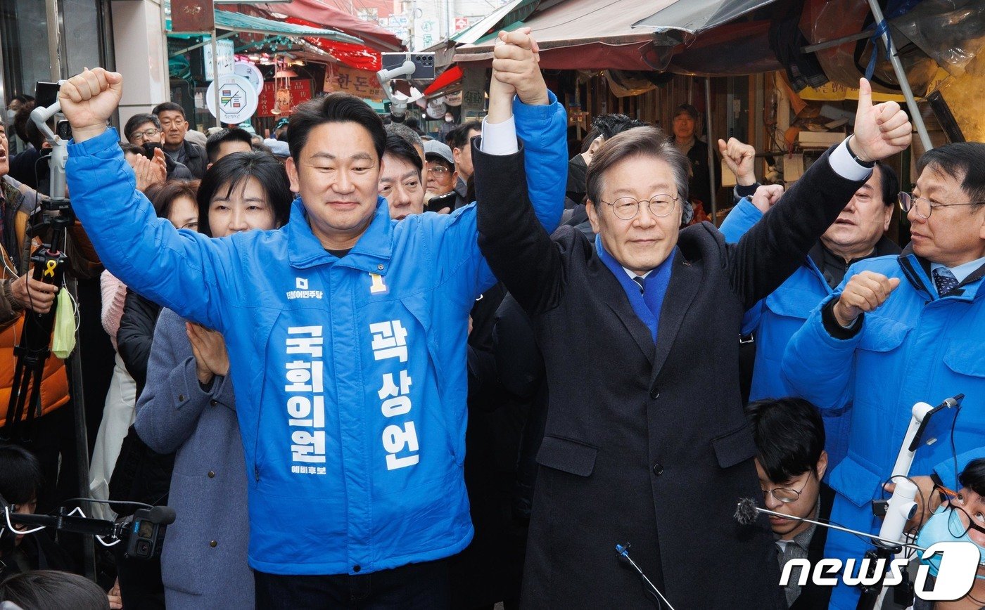 이재명 더불어민주당 대표가 4일 서울 종로구 창신시장에서 노무현 전 대통령 사위인 곽상언 종로구 후보의 손을 들어올리고 있다. &#40;공동취재&#41; 2024.3.4/뉴스1 ⓒ News1 구윤성 기자