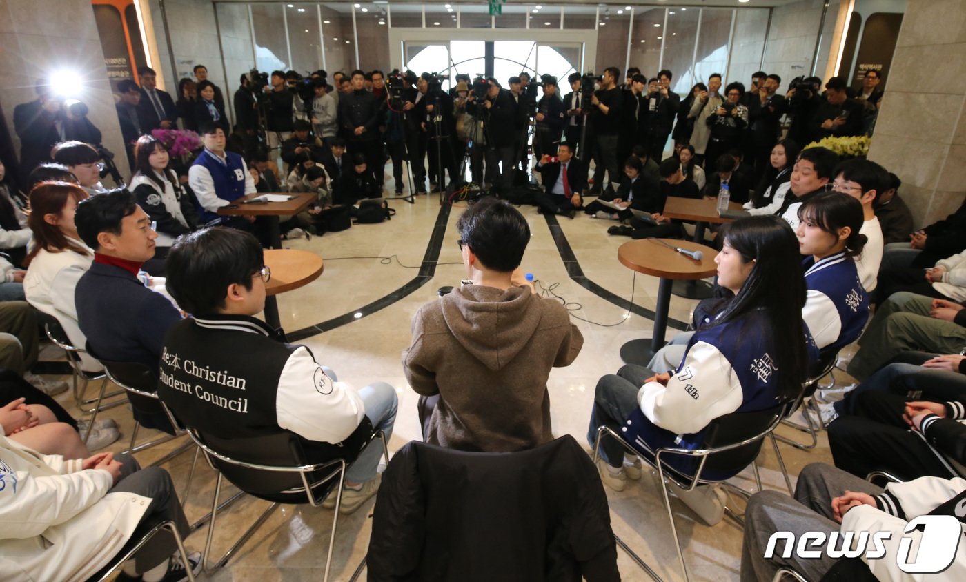 한동훈 국민의힘 비상대책위원장이 4일 충남 천안 백석대학교 창조관에서 열린 대학생들과 간담회에서 발언하고 있다. 2024.3.4/뉴스1 ⓒ News1 김기태 기자