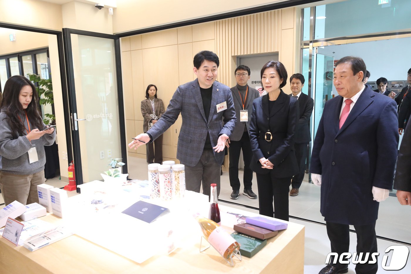 본문 이미지 - 오영주 중소벤처기업부 장관(오른쪽 두번째)이 세종시 조치원읍에 문을 연 기업가형 소상공인의 창업과 성장을 지원하는 라이콘타운 1호점 개소식에 참석한 뒤 시설을 둘러보고 있다. 라이콘타운 1호점 개소식과 함께 소상공인시장진흥공단과 신용보증재단중앙회, 국민은행이 힘을 합쳐 1,000억원 규모의 특별보증 프로그램을 만드는데 합의하는 등 기업가형 소상공인을 위한 개방형 종합 창업지원거점이 될 전망이다. 2024.3.4/뉴스1 ⓒ News1 김기남 기자