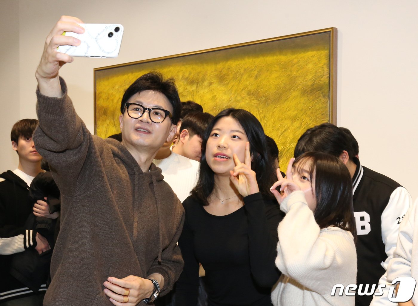 본문 이미지 - 한동훈 국민의힘 비상대책위원장이 4일 충남 천안 백석대학교 창조관에서 열린 대학생들과 간담회를 마치고 학생들과 기념촬영을 하고 있다. 2024.3.4/뉴스1 ⓒ News1 김기태 기자