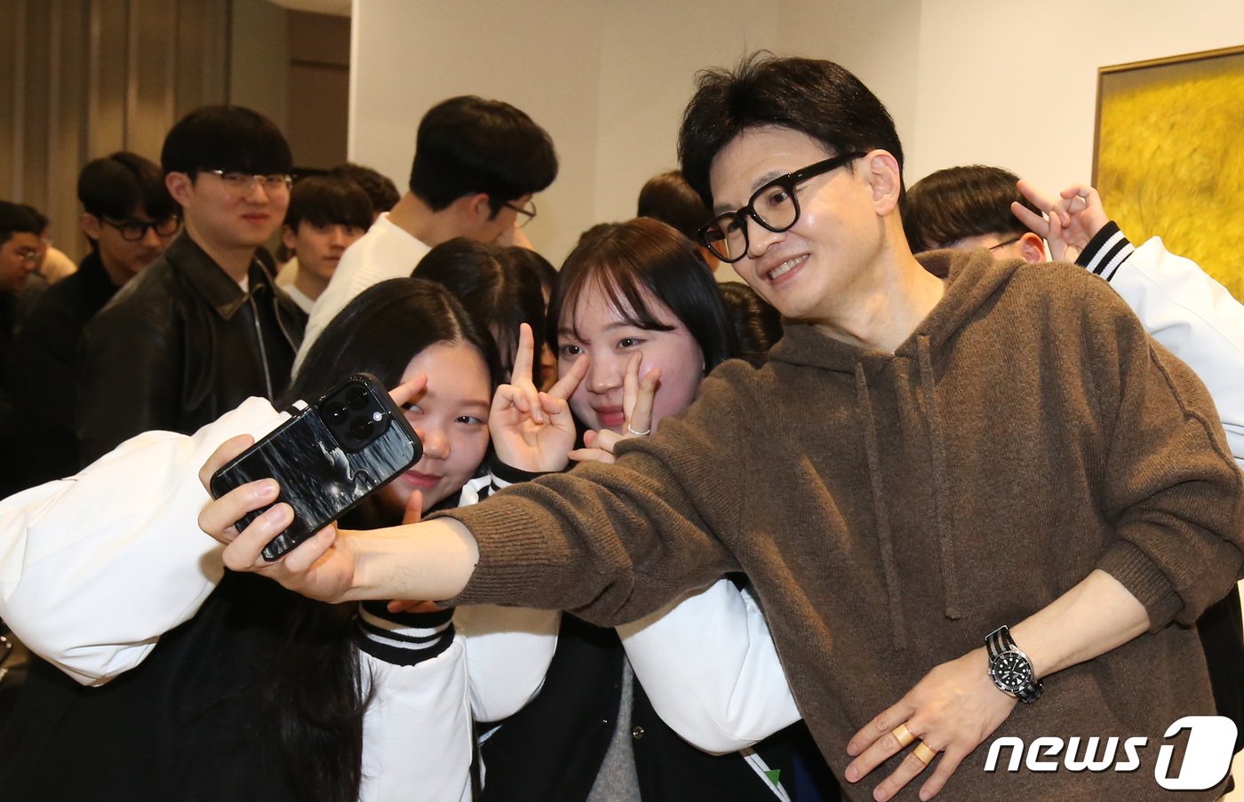 본문 이미지 - 한동훈 국민의힘 비상대책위원장이 4일 충남 천안 백석대학교 창조관에서 열린 대학생들과 간담회를 마치고 학생과 셀피 촬영을 하고 있다. 2024.3.4/뉴스1 ⓒ News1 김기태 기자