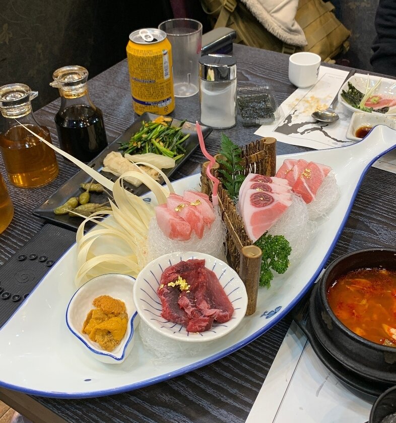 본문 이미지 - 첫 휴가를 나온 군인이 횟집과 술집 등에서 생각지도 못한 이벤트를 받은 사연이 전해졌다. '아프니까 사장이다' 갈무리