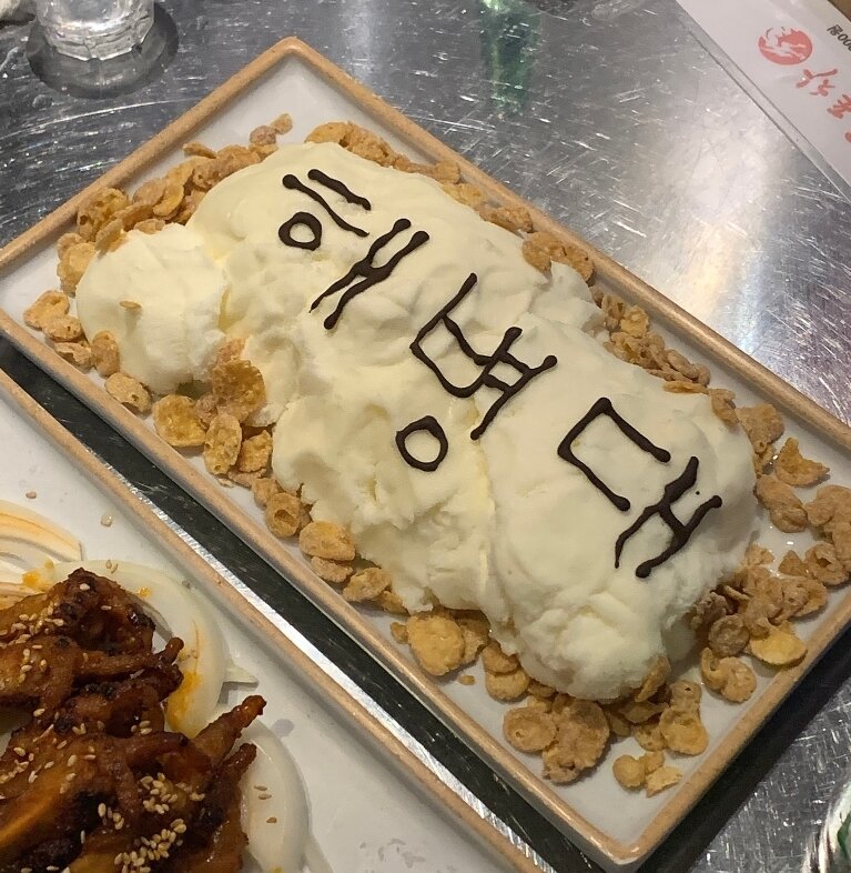 본문 이미지 - 첫 휴가를 나온 군인이 횟집과 술집 등에서 생각지도 못한 이벤트를 받은 사연이 전해졌다. '아프니까 사장이다' 갈무리