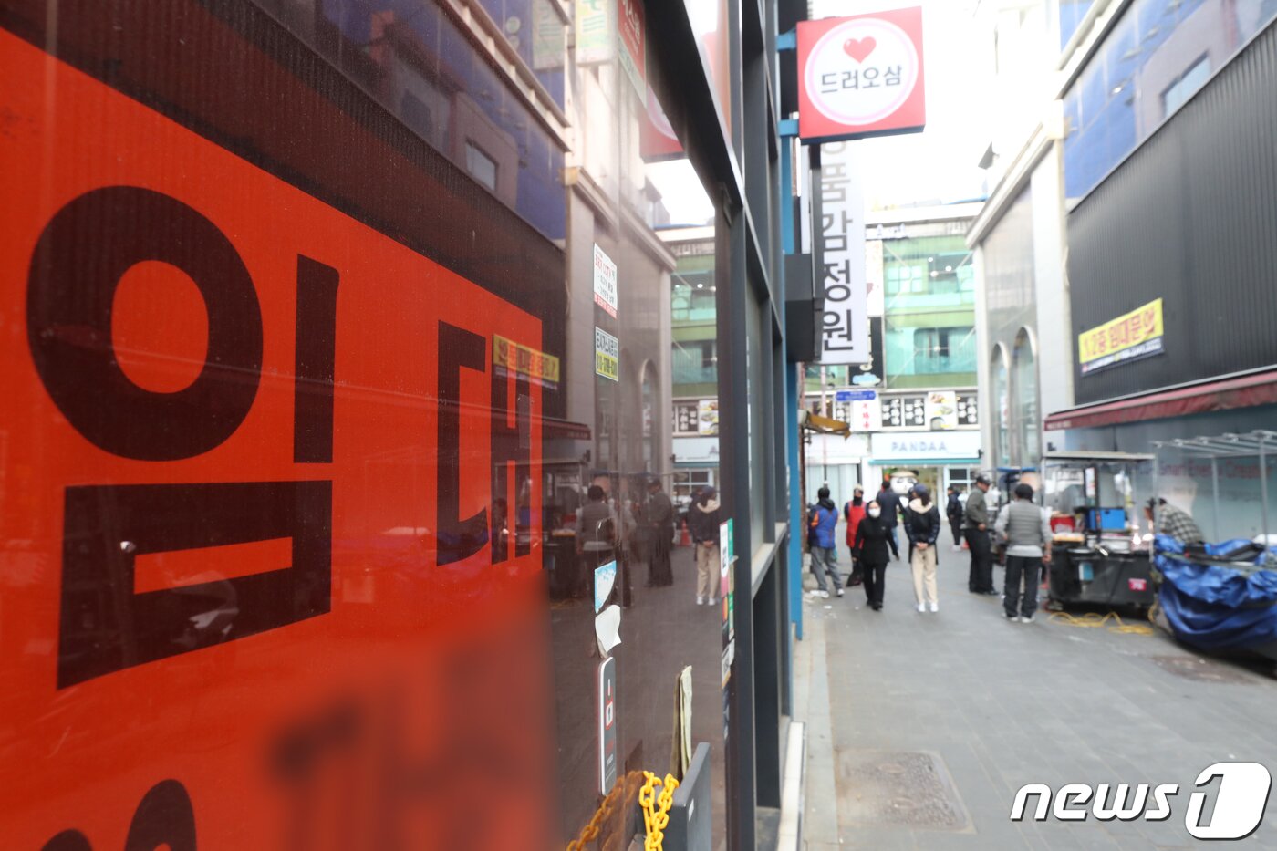 본문 이미지 - 서울 중구 명동거리 상가에 임대 안내문이 게시돼 있다. 2024.3.4/뉴스1 ⓒ News1 이승배 기자
