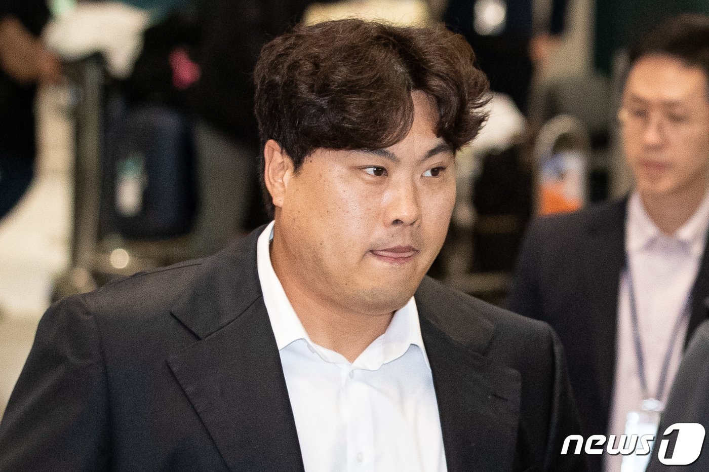 본문 이미지 - 류현진이 4일 일본 오키나와에서 한화이글스 2차 스프링캠프를 마친 후 인천국제공항을 통해 귀국하고 있다. 2024.3.4/뉴스1 ⓒ News1 유승관 기자