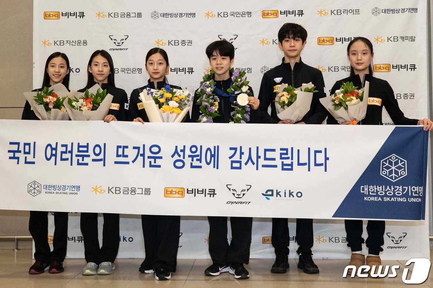 본문 이미지 - 피겨 주니어 세계선수권대회에서 메달을 획득한 서민규(오른쪽 세 번째)와 신지아(왼쪽 세 번째)를 비롯한 피겨 주니어 대표팀 선수들이 4일 인천국제공항 제2터미널을 통해 귀국해 포즈를 취하고 있다. 2024.3.4/뉴스1 ⓒ News1 유승관 기자