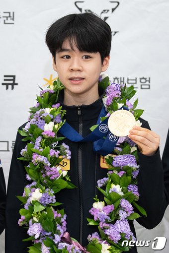 본문 이미지 - 피겨 주니어 세계선수권대회에서 금메달을 획득한 서민규가 4일 인천국제공항 제2터미널을 통해 귀국해 메달을 들어보이고 있다. 서민규는 지난 2일&#40;한국시간&#41; 대만 타이베이 아레나에서 열린 2024 국제빙상연맹&#40;ISU&#41; 피겨스케이팅 주니어 세계선수권대회에서 한국 남자 선수로는 최초로 금메달을 획득했다. 2024.3.4/뉴스1 ⓒ News1 유승관 기자