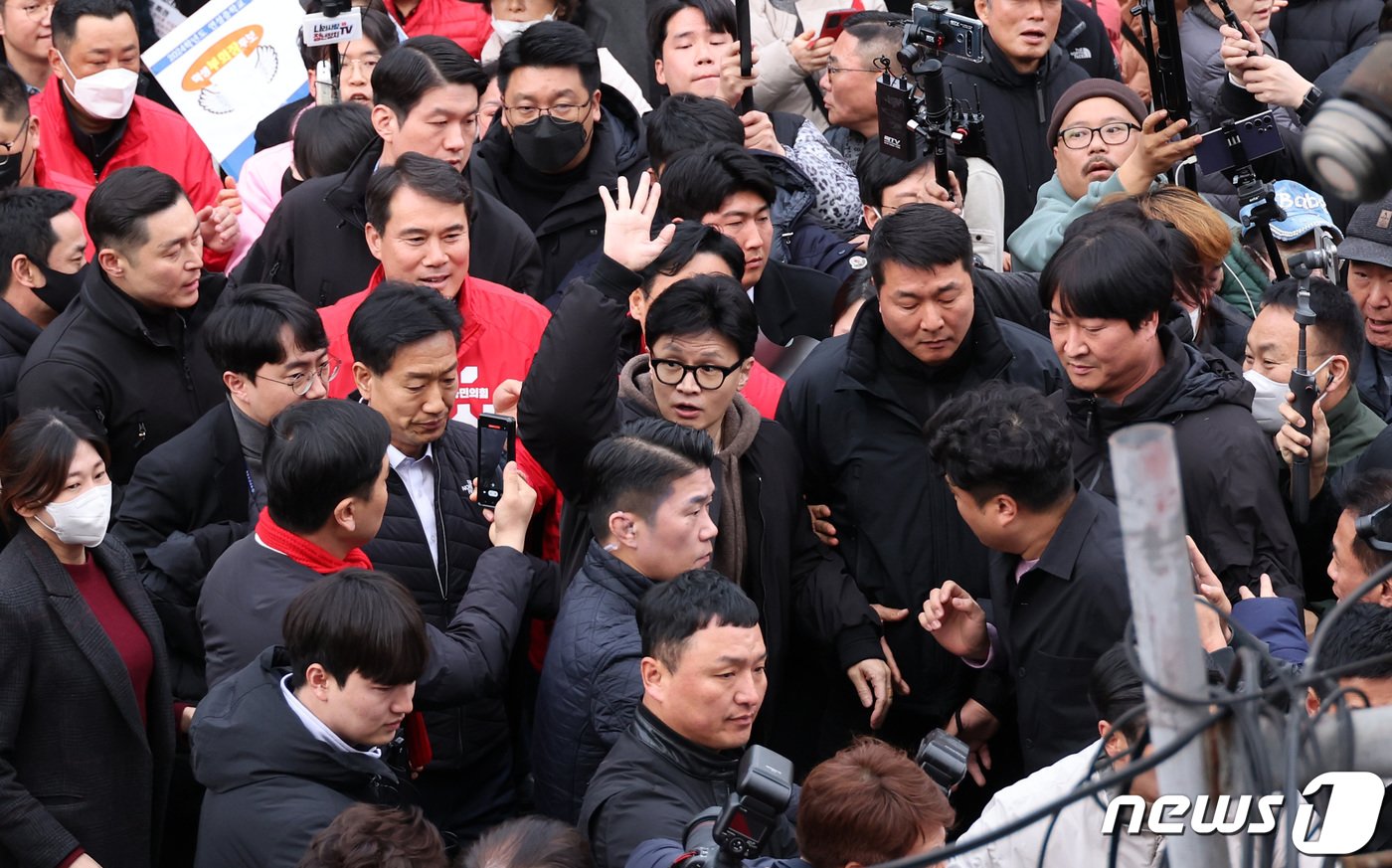 한동훈 국민의힘 비상대책위원장이 4일 오후 충남 천안중앙시장을 찾아 지지자들에게 인사하고 있다. &#40;공동취재&#41; 2024.3.4/뉴스1 ⓒ News1 김기태 기자