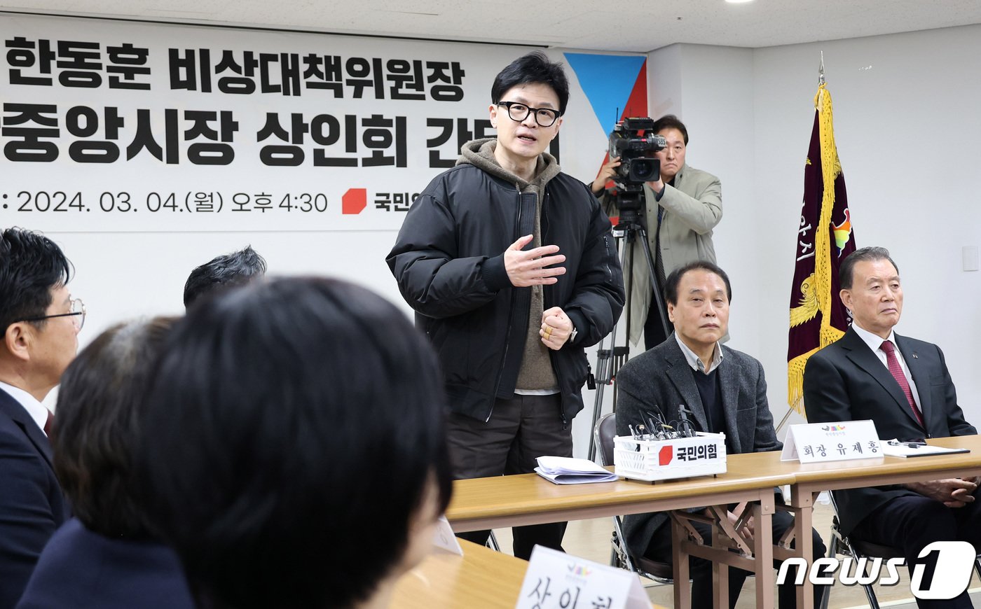 본문 이미지 - 한동훈 국민의힘 비상대책위원장이 4일 오후 충남 천안중앙시장을 찾아 상인들과 간담회를 하고 있다. &#40;공동취재&#41; 2024.3.4/뉴스1 ⓒ News1 김기태 기자
