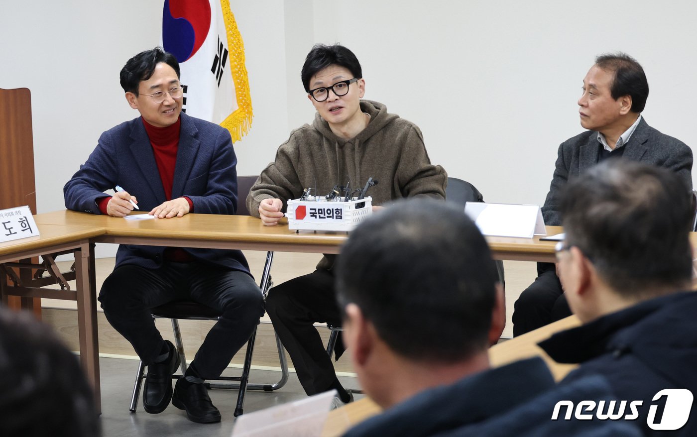 본문 이미지 - 한동훈 국민의힘 비상대책위원장이 4일 오후 충남 천안중앙시장을 찾아 상인들과 간담회를 하고 있다. &#40;공동취재&#41; 2024.3.4/뉴스1 ⓒ News1 김기태 기자