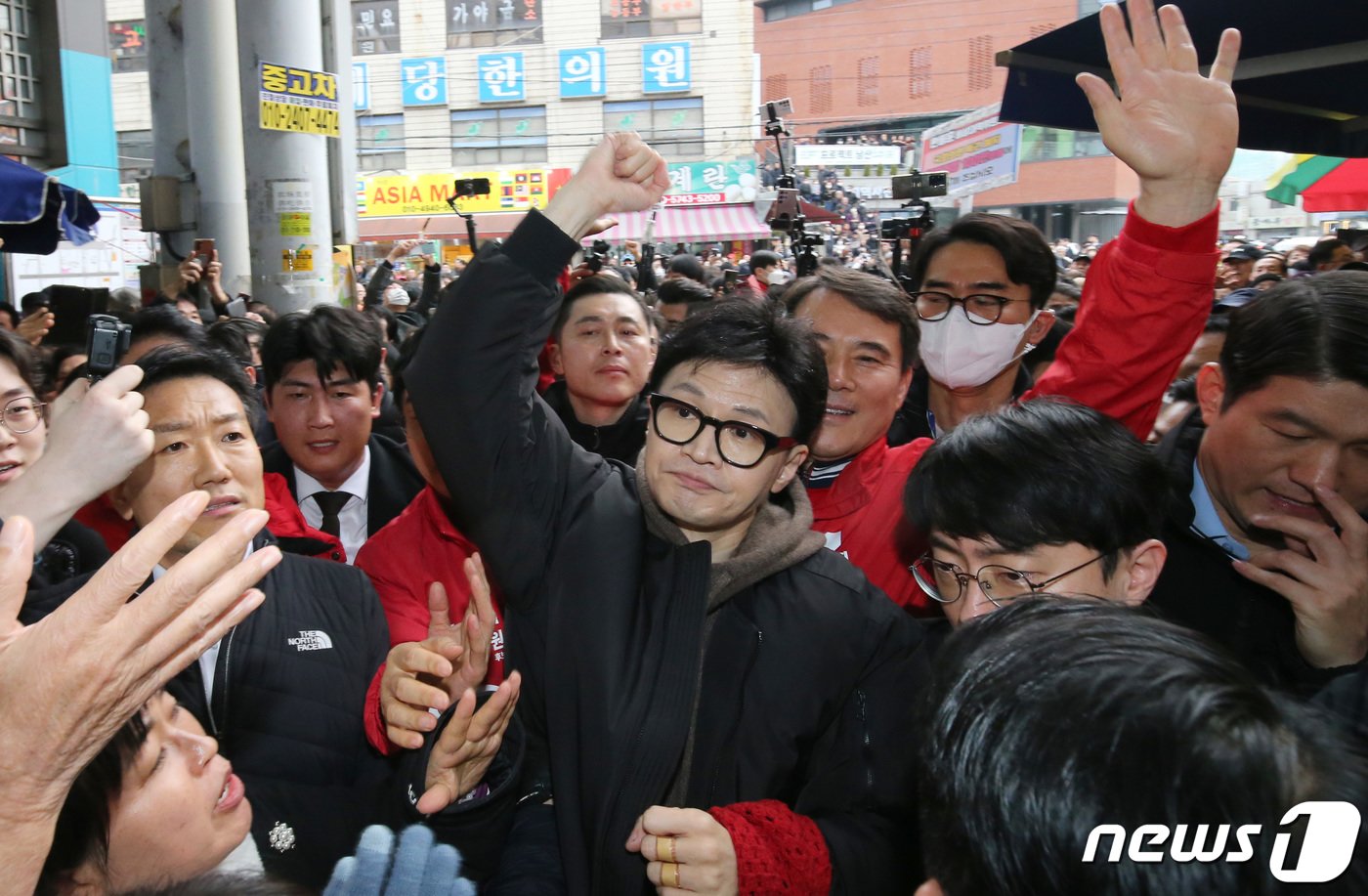 본문 이미지 - 한동훈 국민의힘 비상대책위원장이 4일 충남 천안 중앙시장을 방문해 시민들의 환호에 화답하고 있다. 2024.3.4/뉴스1 ⓒ News1 김기태 기자
