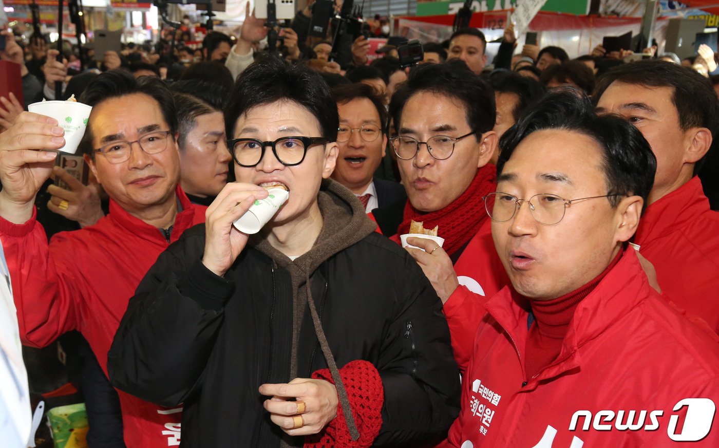 본문 이미지 - 한동훈 국민의힘 비상대책위원장이 4일 충남 천안 중앙시장을 방문해 호떡을 먹고 있다. 2024.3.4/뉴스1 ⓒ News1 김기태 기자
